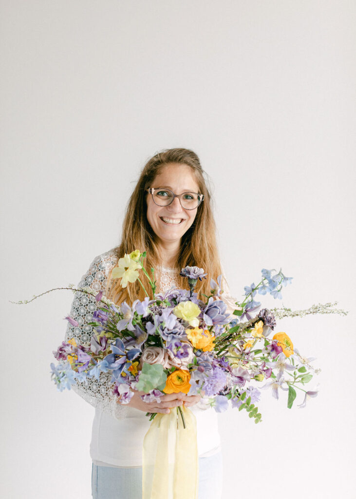 Portrait d'une stagiaire et son bouquet 