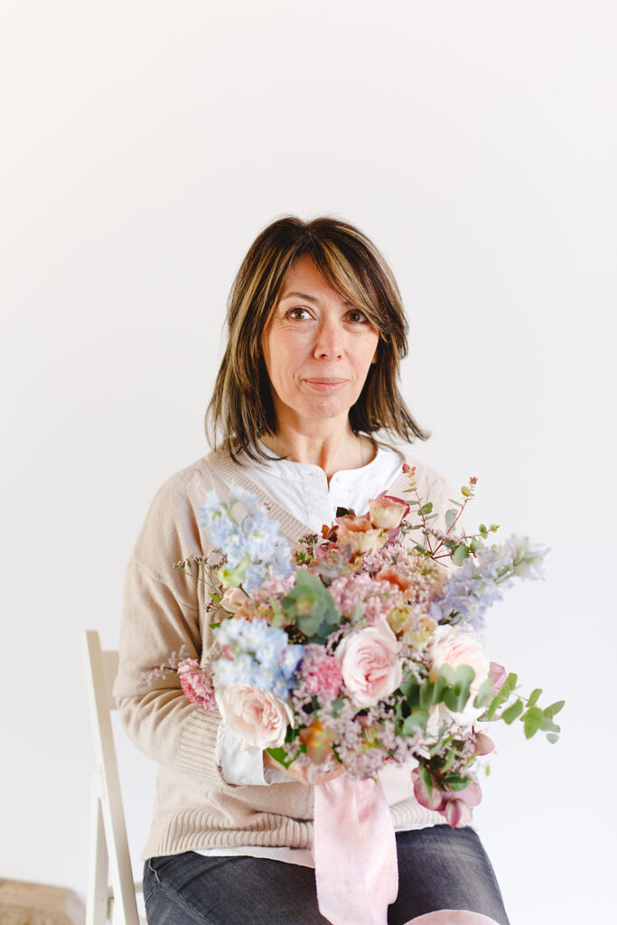 Portrait stagiaire avec son bouquet rond, formation bases florales pour novices