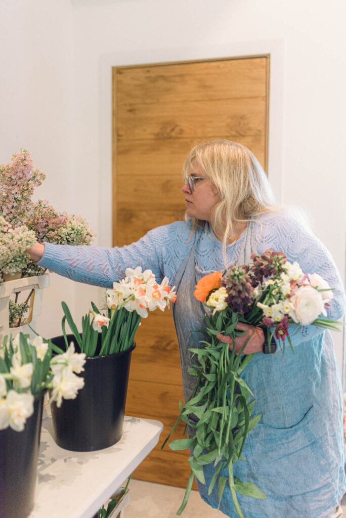 Cécile entrain de sélectionner ses fleurs 