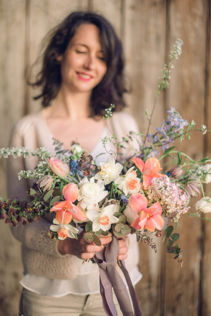 Portrait d'une stagiaire et son bouquet de mariée 