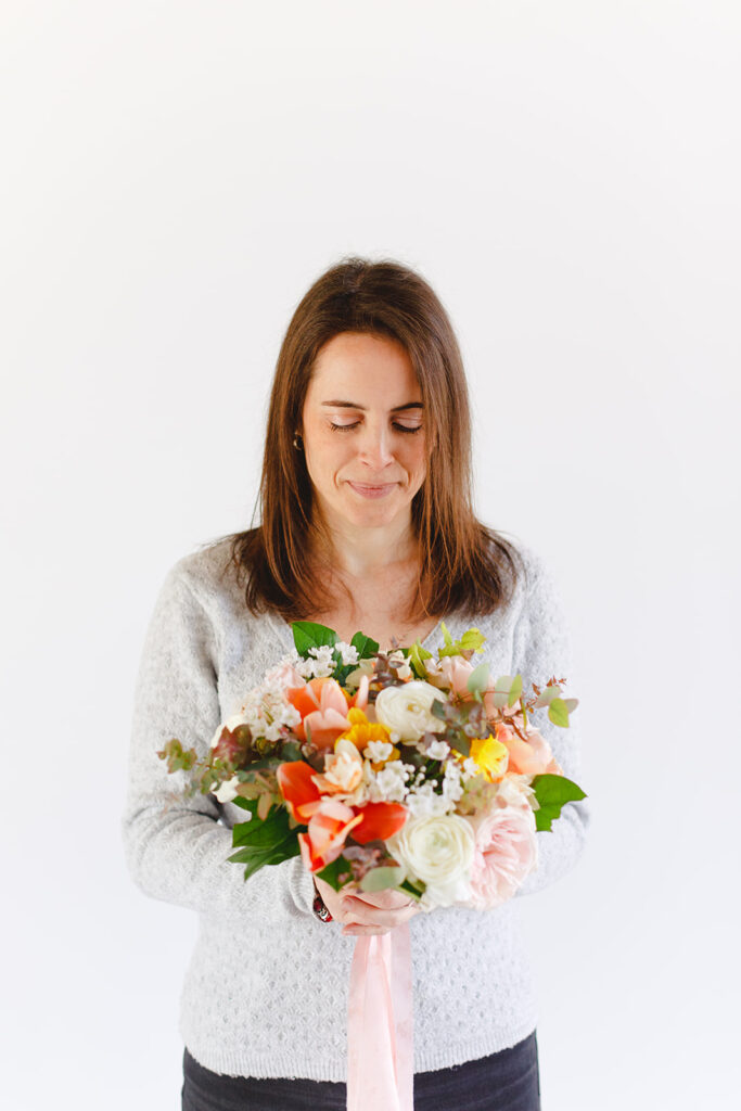 Stagiaire et son bouquet rond, formation bases florales pour novices