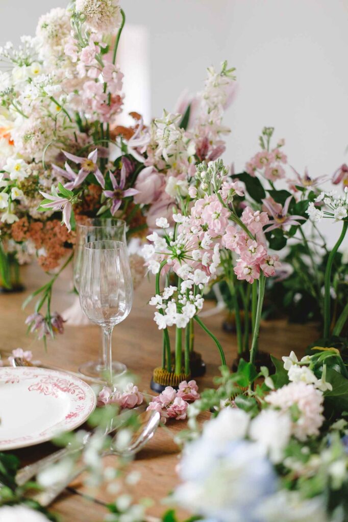 décor table maximaliste fleurs