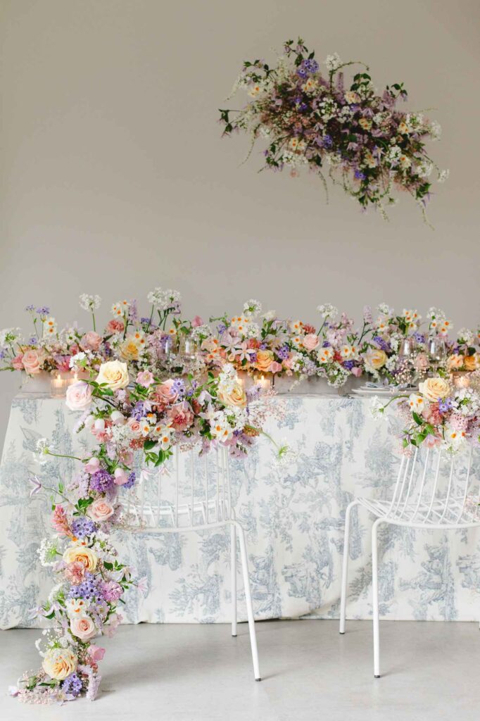 Table, chaises décoré avec suspension florale