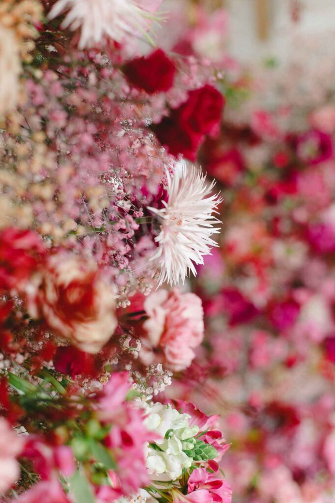 Grand décor fleurs rose rouge blanches