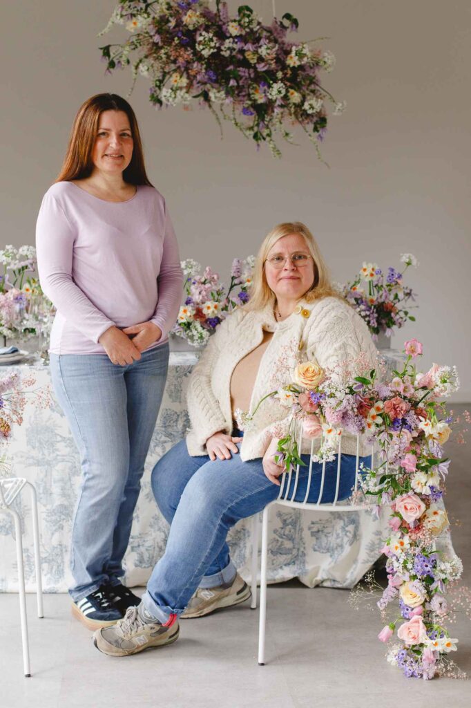 Portrait Maryannick et Cécile entourée de fleurs