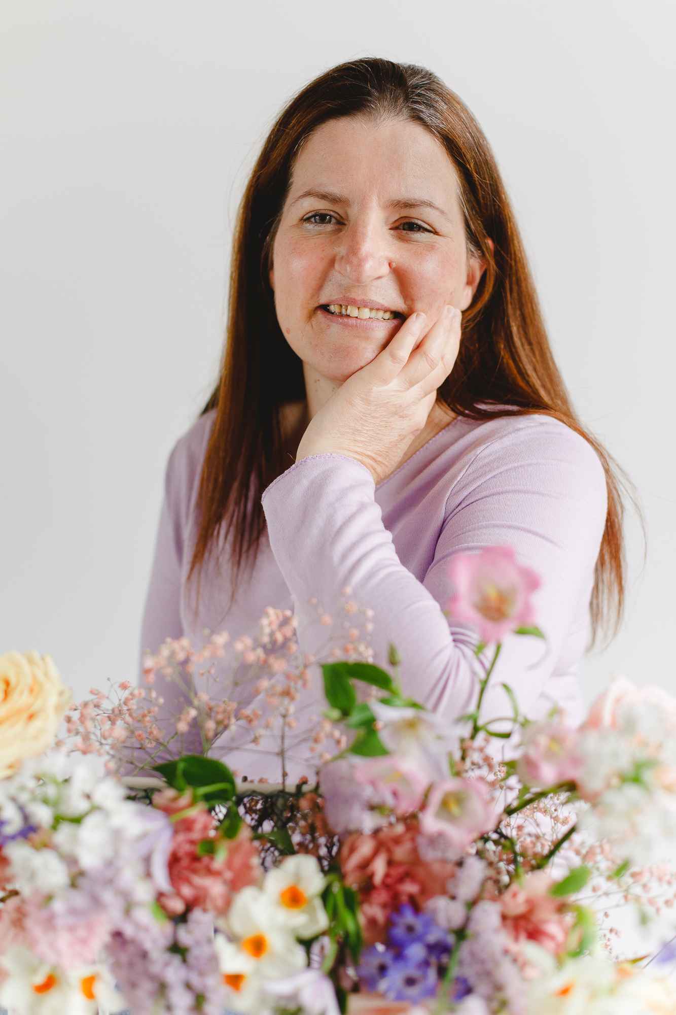 Portrait Maryannick entourée de fleurs